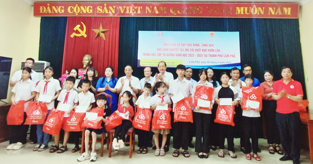 Hội Bảo trợ NKT-TMC tỉnh, UBND TP Cẩm Phả cùng các cấp, ngành, nhà hảo tâm trao quà, học bổng cho học sinh mồ côi, khuyết tật vượt khó vươn lên trong học tập.