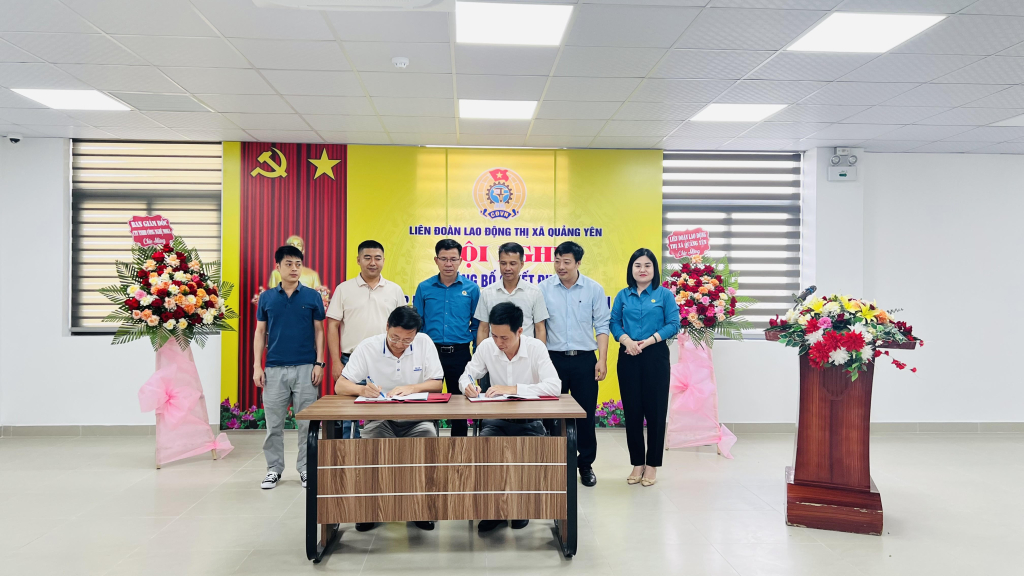Công đoàn Công ty TNHH Công nghệ Moka Việt Nam (KCN Đông Mai) cùng chủ doanh nghiệp ký kết thỏa ước lao động tập thể mới.