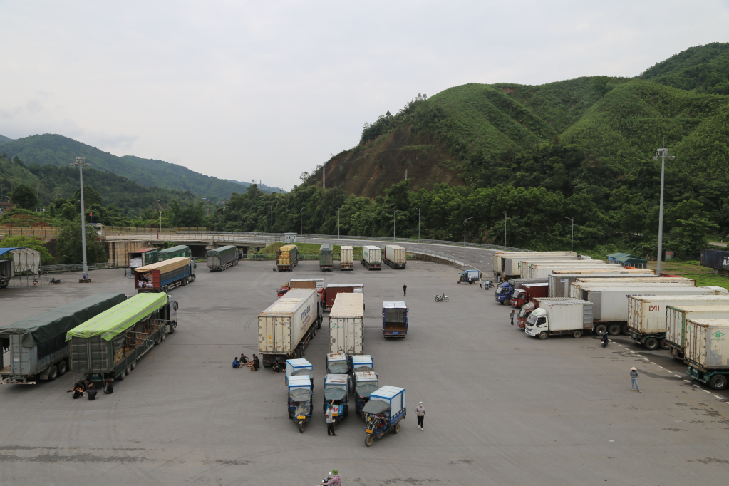 Bốc xếp hàng hóa xuất khẩu tại Cửa khẩu Bắc Phong Sinh
