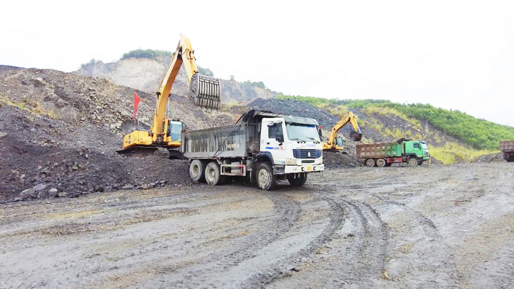 Công ty Chế biến Than Quảng Ninh - TKV bốc xúc đất đá tại bãi thải mỏ Suối Lại ( TP Hạ Long) phục vụ cho san lấp mặt bằng dự án.