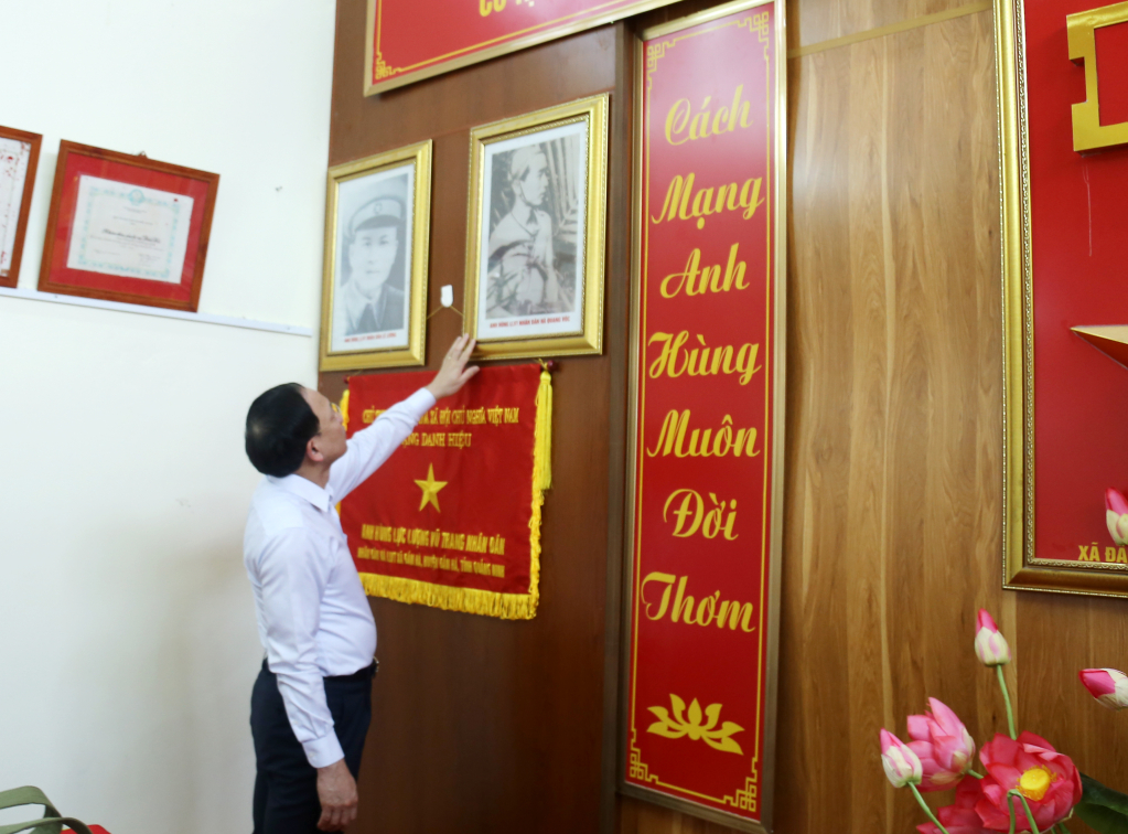 Đồng chí Bí thư Tỉnh ủy, Chủ tịch HĐND tỉnh tham quan Nhà truyền thống xã Đầm Hà, huyện Đầm Hà.