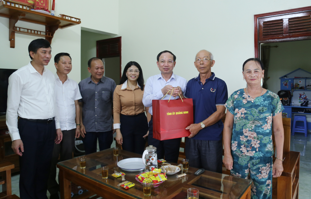 Đồng chí Bí thư Tỉnh ủy, Chủ tịch HĐND tỉnh tặng quà cho gia đình ông Hà Thanh Dự, thương binh 21% ở thôn Tân Hợp, xã Tân Lập, huyện Đầm Hà.
