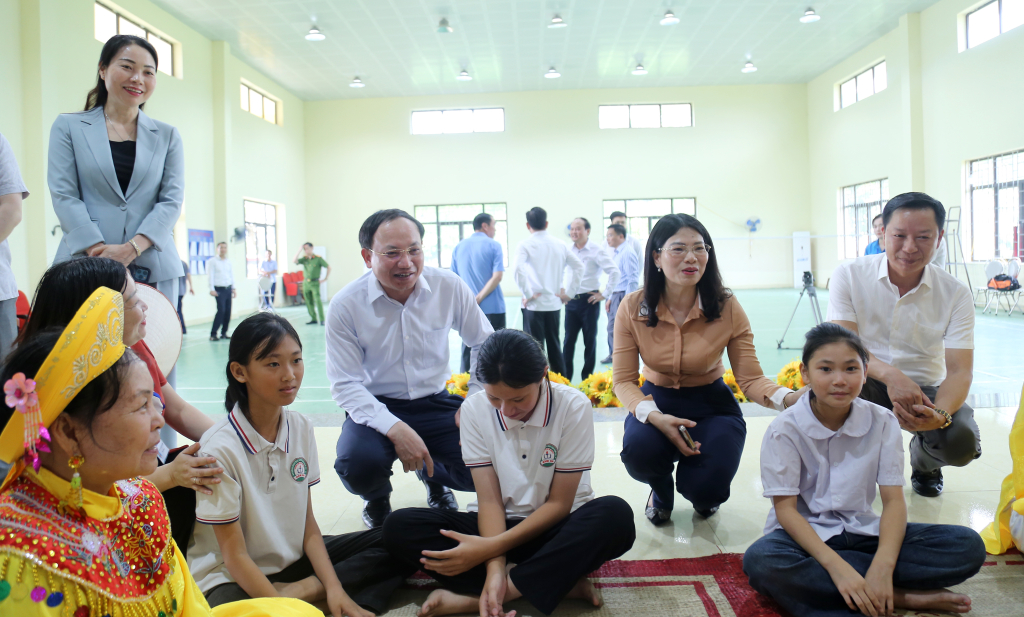 Đồng chí Bí thư Tỉnh ủy, Chủ tịch HĐND tỉnh trò chuyện với các thành viên CLB hát nhà tơ, xã Đầm Hà.