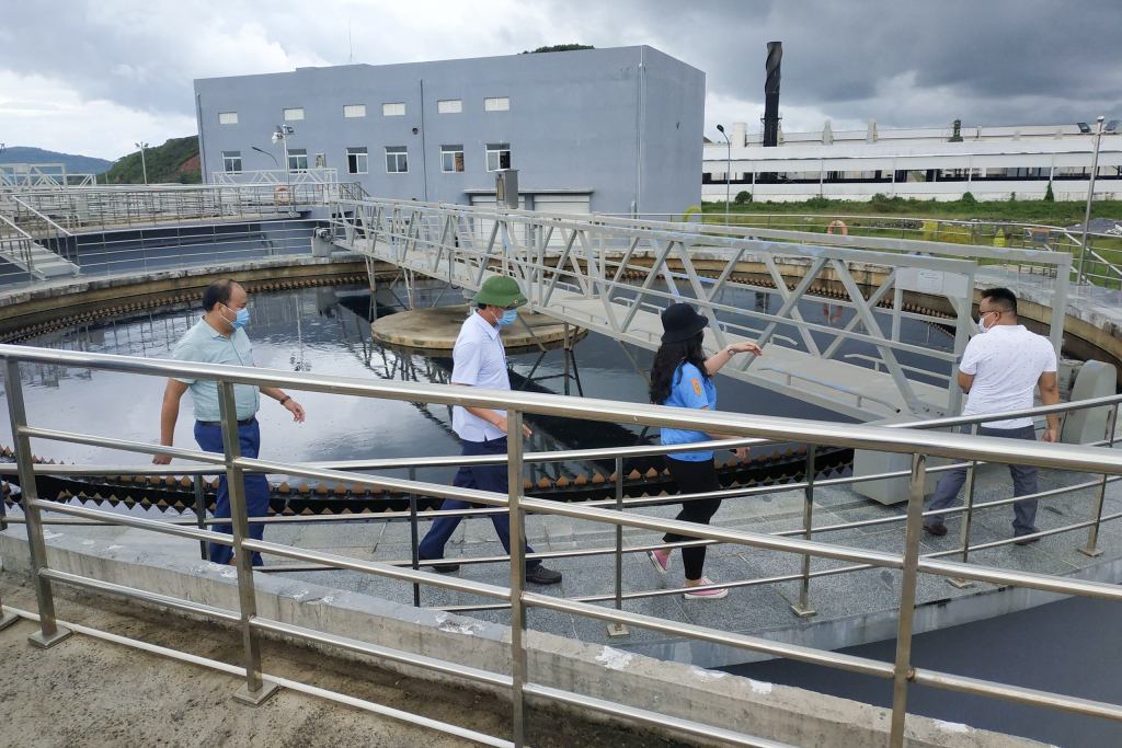 Lãnh đạo huyện Hải Hà kiểm tra việc vận hành hệ thống xử lý nước thải trong KCN Cảng biển Hải Hà. Ảnh: Hữu Việt