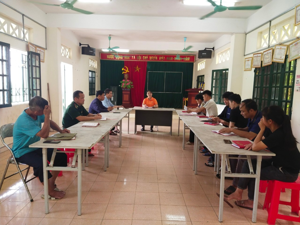 Một buổi sinh hoạt của chi bộ thôn Cẩm Hắc, xã Đồng Văn (Bình Liêu) có cán bộ Đồn Biên phòng cửa khẩu Hoành Mô tham gia.