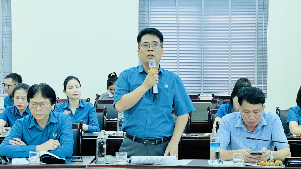 Ông Phạm Quý Dân, Phó Chủ tịch Công đoàn Công ty Than Hạ Long phát biểu ý kiến tại hội thảo.
