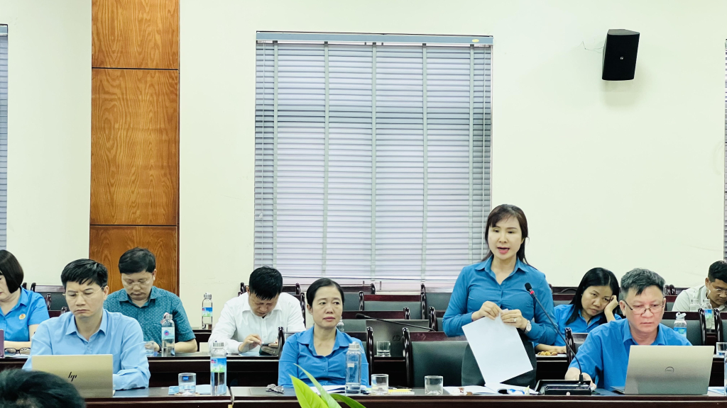 Bà Bùi Thị Hải Yến, Phó Chủ tịch Công đoàn Công ty Tuyển Than Cửa Ông phát biểu vấn đề liên quan đến nâng cao chất lượng ăn ca cho người lao động.