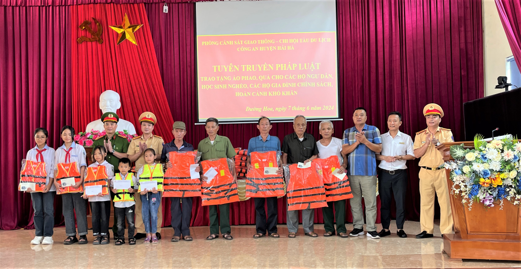 Lãnh đạo phòng CSGT Công an tỉnh, Công an huyện Hải Hà, Văn phòng Ban ATGT tỉnh và đại diện Chi hội Tàu Du lịch Hạ Long tặng quà cho bà con nhân dân và các cháu học sinh.
