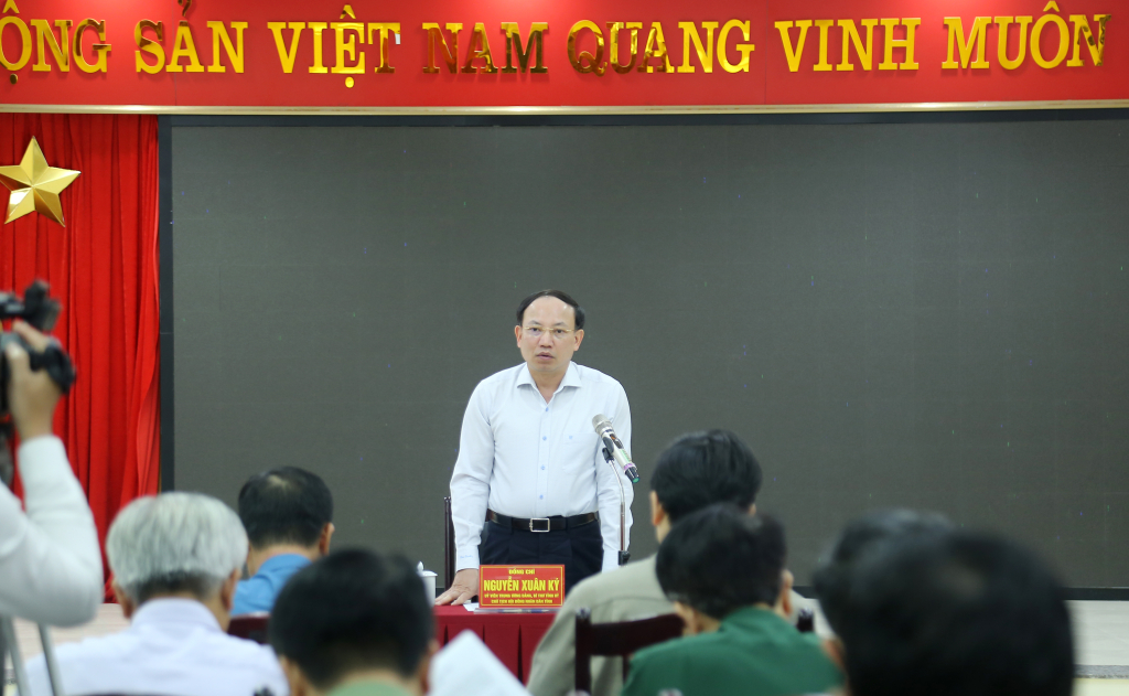 Đồng chí Nguyễn Xuân Ký, Ủy viên Trung ương Đảng, Bí thư Tỉnh ủy, Chủ tịch HĐND tỉnh, kết luận buổi làm việc.