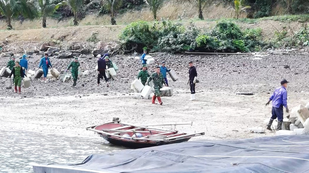 Các lực lượng chức năng của huyện Vân Đồn tham gia thu gom rác ven biển. Ảnh: Thanh Nga (CTV)