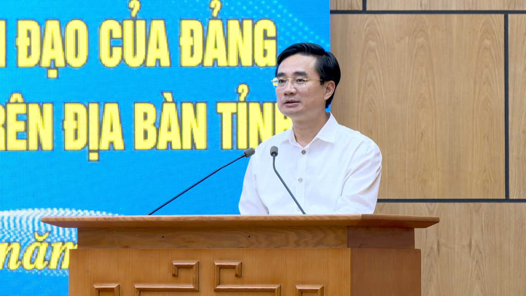 Đồng chí Nguyễn Anh Tú, Tỉnh uỷ viên, Bí thư Thành uỷ, Chủ tịch HĐND thành phố phát biểu chỉ đạo hội nghị.