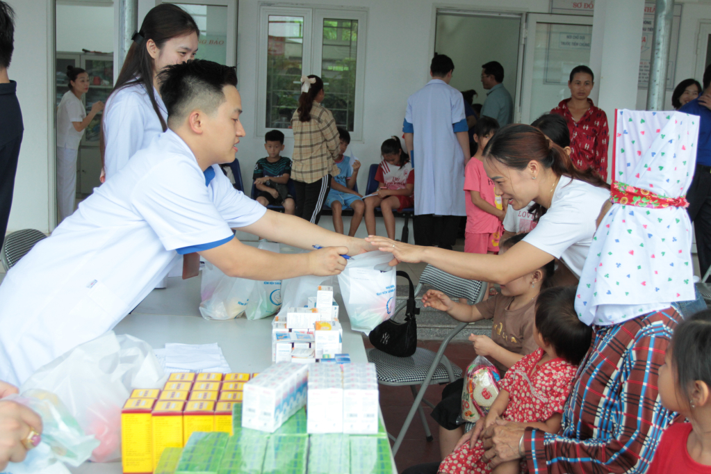Đoàn viên thanh niên Sở Y tế khám và cấp phát thuốc miễn phí cho bà con xã Quảng An.