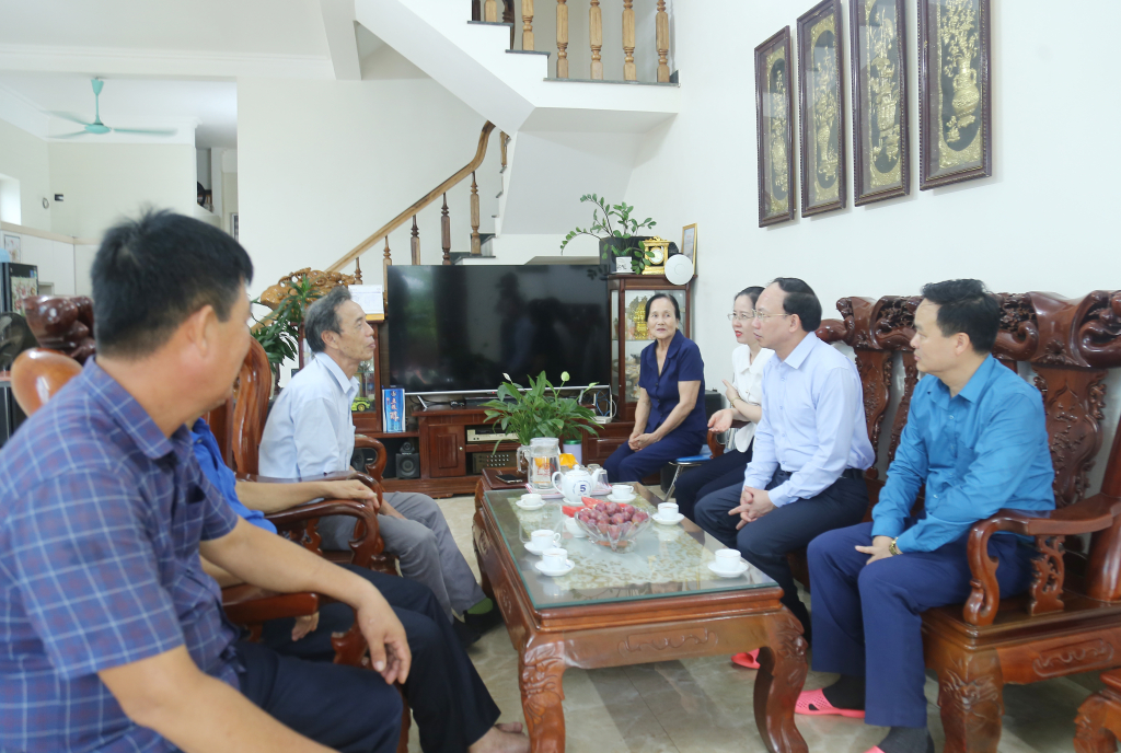 Đồng chí Bí thư Tỉnh ủy, Chủ tịch HĐND tỉnh thăm, tặng quà ông Lương Thành Long, thương binh 50% tại thôn 11 xã Hạ Long, huyện Vân Đồn.