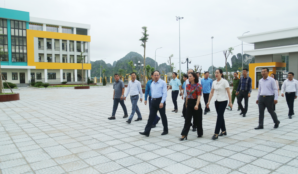 Đồng chí Bí thư Tỉnh ủy, Chủ tịch HĐND tỉnh kiểm tra tại Trường Tiểu học Hạ Long 1, xã Hạ Long, huyện Vân Đồn.
