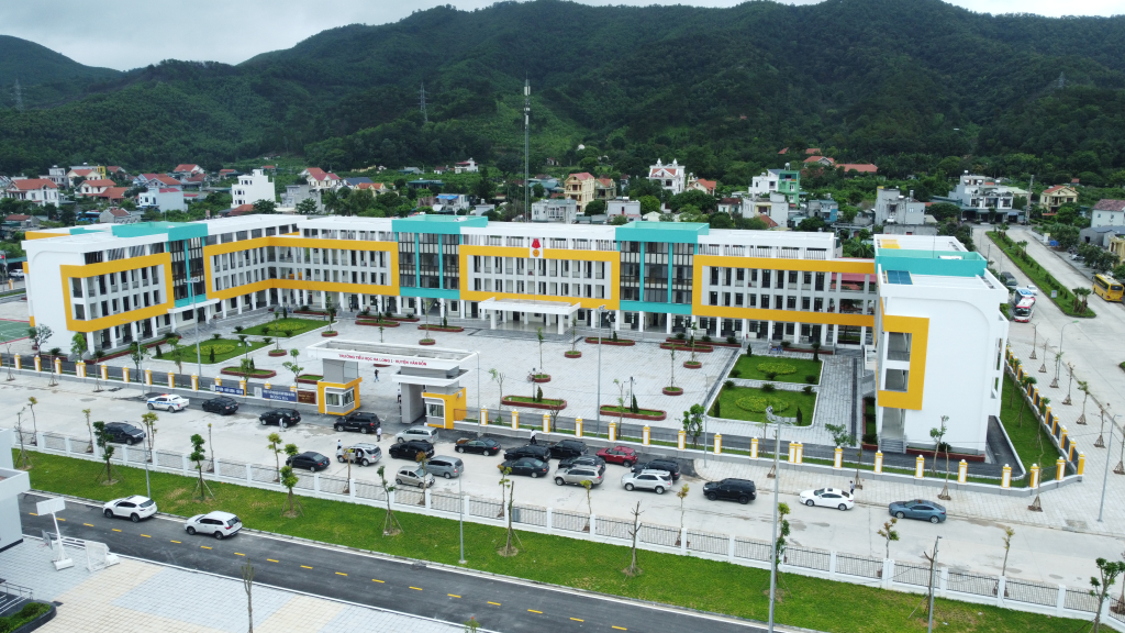 Trường Tiểu học Hạ Long 1, xã Hạ Long, huyện Vân Đồn nhìn từ trên cao.