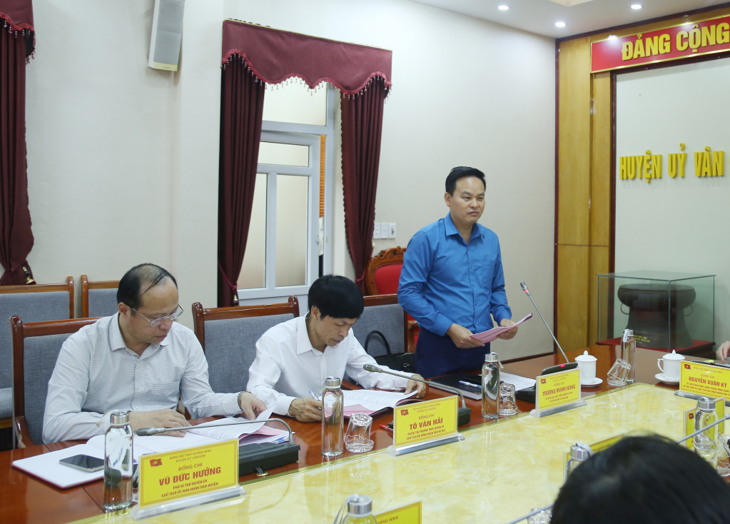 Đồng chí Trương Mạnh Hùng, Bí thư Huyện ủy Vân Đồn, báo cáo tại cuộc làm việc.