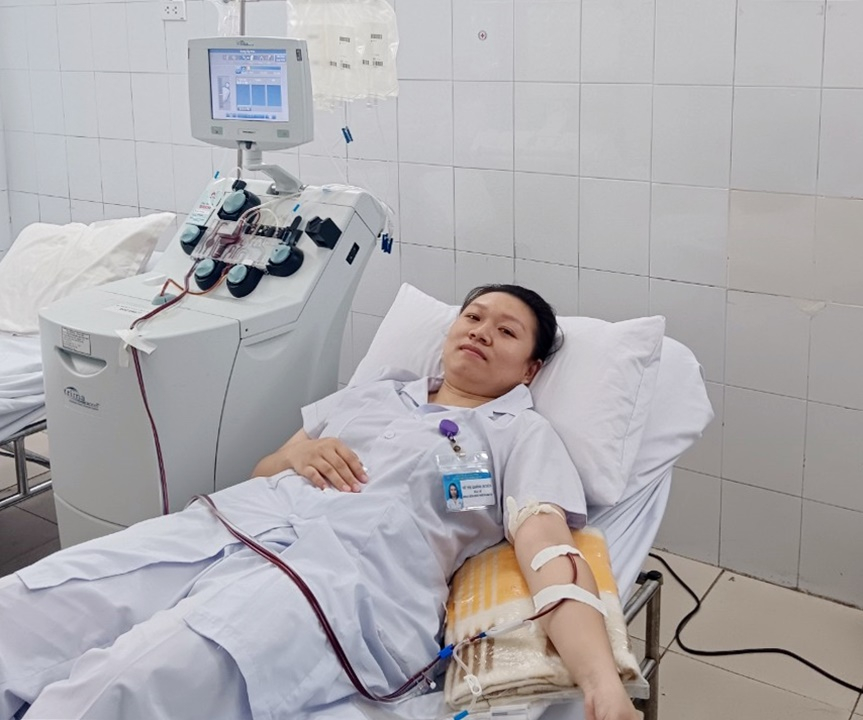 Bác sĩ Vũ Thị Khánh Huyền tham gia hiến tiểu cầu cấp cứu người bệnh.