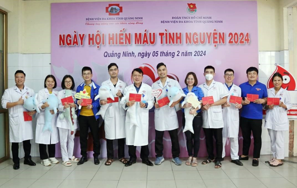 Bác sĩ Vũ Thị Khánh Huyền (thứ 2, trái sang) tham gia Ngày hội hiến máu tình nguyện 2024 tại Bệnh viện Đa khoa tỉnh.