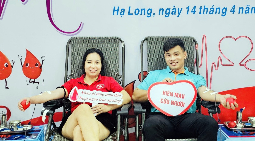 Vợ chồng chị Vũ Thị Hồng Thoa cùng tham gia hiến máu tại Bệnh viện Bãi Cháy, tháng 4/2024.