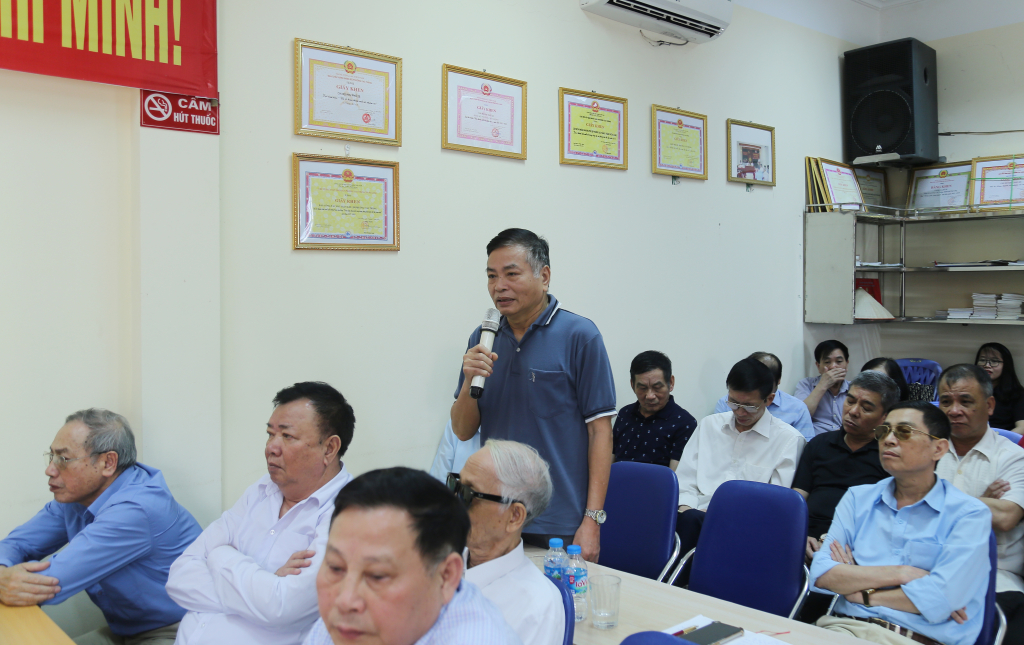 Đảng viên chi bộ khu 2B, phường Cao Thắng, TP Hạ Long phát biểu tham gia ý kiến tại buổi sinh hoạt chi bộ thường kỳ tháng 4/2024.