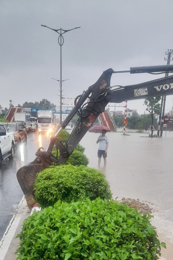 TP Uông Bí cho phá dỡ dải phân cách Quốc lộ 18 (đoạn phường Yên Thanh) để tiêu thoát nước, giải quyết nhanh tình trạng phương tiện giao thông ách tắc do ngập lụt.