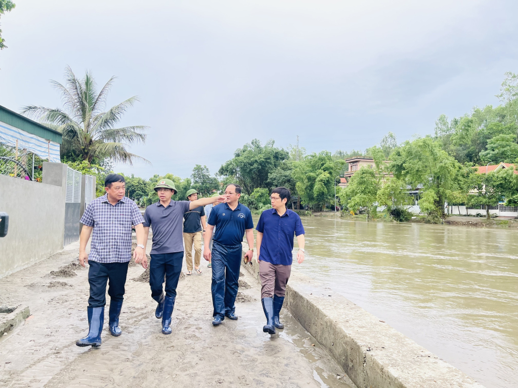 Đồng chí Mai Vũ Tuấn, Uỷ viên BCH Đảng bộ tỉnh, Bí thư Thành uỷ kiểm tra thực địa, chỉ đạo các xã phường nhanh chóng rà soát thiệt hại do ngập lụt gây ra.