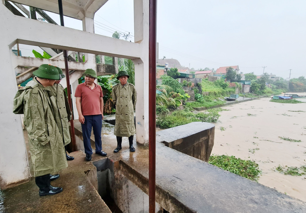 5566, 5568: Đồng chí Chủ tịch UBND Thị xã đã trực tiếp đi kiểm tra tại việc tiêu thoát nước tại khu vực Cống Mai Hòa ( phường Đông Mai)
