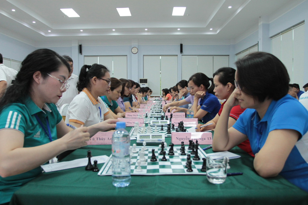 Vận động viên thi đấu nội dung cờ vua nữ.