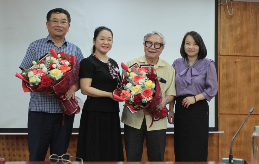 Lãnh đạo Thư viện Quảng Ninh tặng hoa tri ân các tác giả.