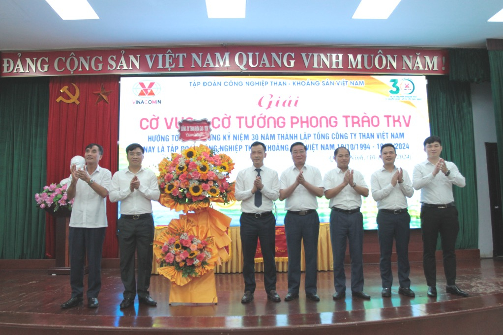 Lãnh đạo Công ty Than Hòn Gai tặng hoa chúc mừng Ban Tổ chức Giải.