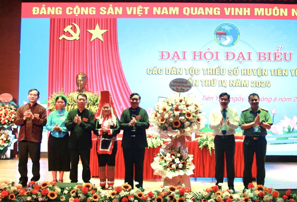 Lãnh đạo Ban Dân tộc tỉnh tặng hoa chúc mừng Đại hội.
