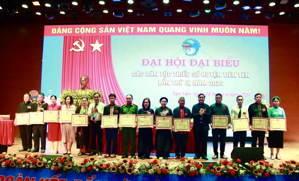 Lãnh đạo huyện Tiên Yên khen thưởng cho các tập thể có thành tích xuất sắc trong thực hiện chính sách công tác dân tộc thiểu số trên địa bàn huyện giai đoạn 2019 - 2024.