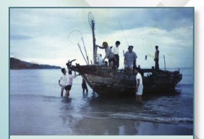 Ngày 19/7/1994, thuyền đưa đoàn cán bộ huyện đầu tiên ra Cô Tô cập bãi cát lên đảo.