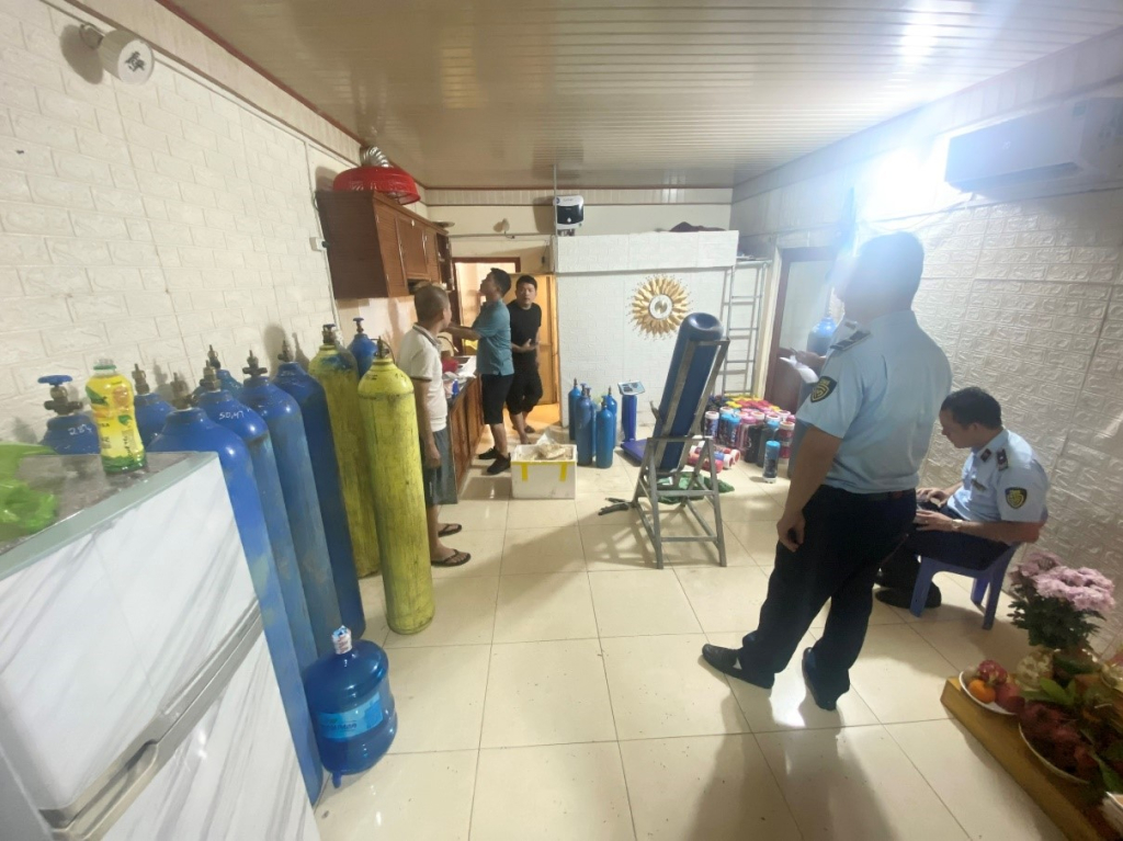 Lực lượng chức năng phát hiện 109 bình khí cười tại nhà kho trên địa bàn phường Hải Yên, TP Móng Cái.