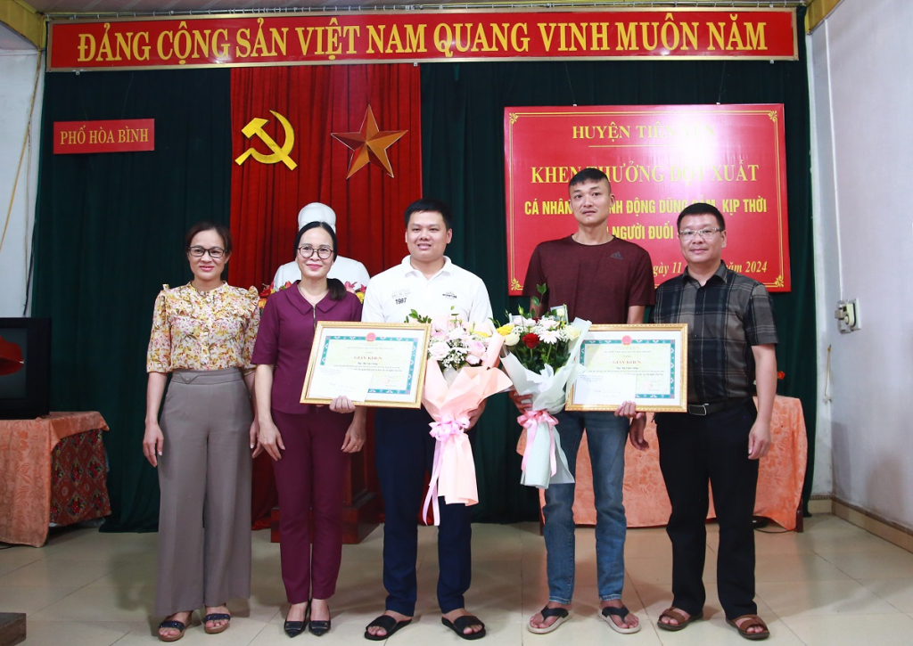 Lãnh đạo thị trấn Tiên Yên khen thưởng đột xuất cho 2 anh Bùi Văn Cương và Bùi Xuân Cường.