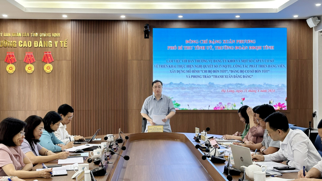 Đồng chí Đặng Xuân Phương, Phó Bí thư Tỉnh ủy, Trưởng đoàn ĐBQH, kết luận buổi làm việc.