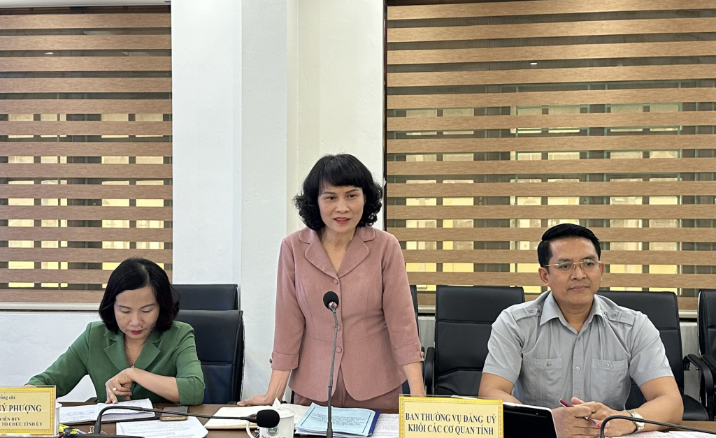  Đồng chí Nguyễn Thị Vinh, Bí thư Đảng ủy Khối các cơ quan tỉnh báo cáo tại buổi làm việc.