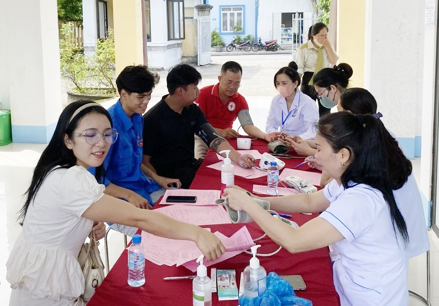 Ngay đầu giờ sáng, nhiều người đến Phòng khám Đa khoa khu vực Quan Lạn đăng ký tham gia HMTN.