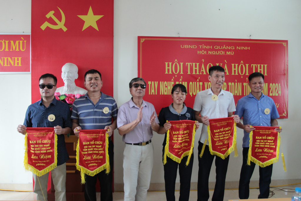 Ban Tổ chức trao cờ lưu niệm cho đại diện các đội dự thi.