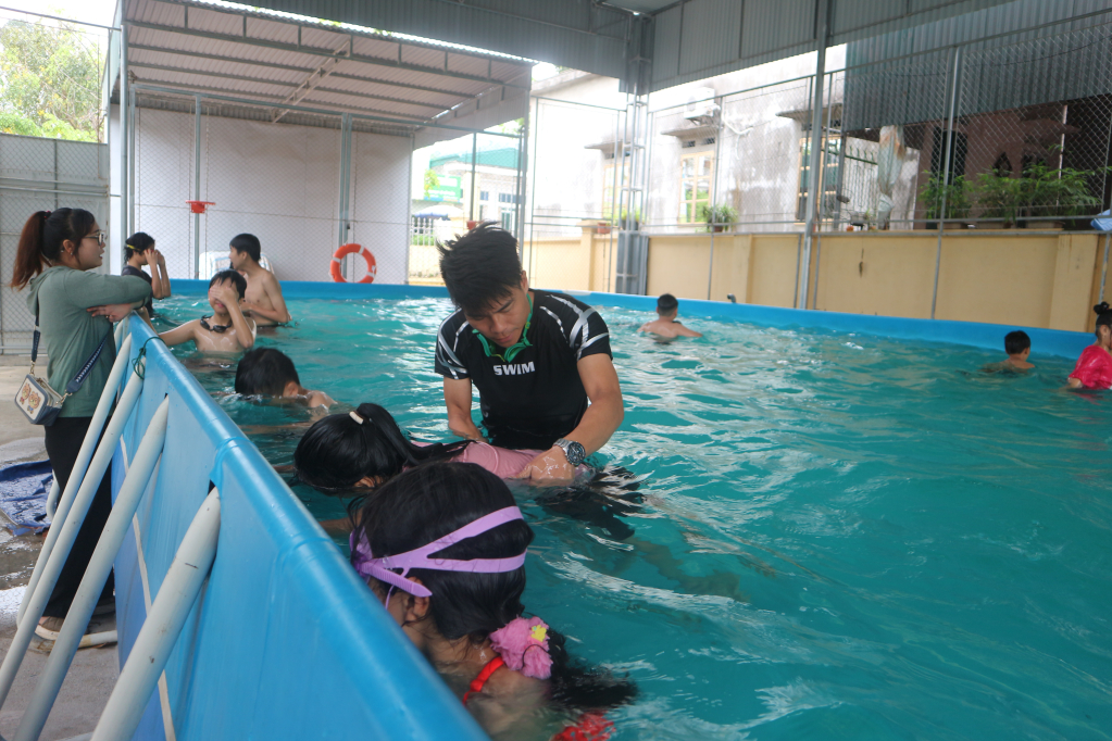 Trẻ em trên địa bàn huyện Vân Đồn tham gia lớp học bơi tại trường Tiểu học Đông Xá.