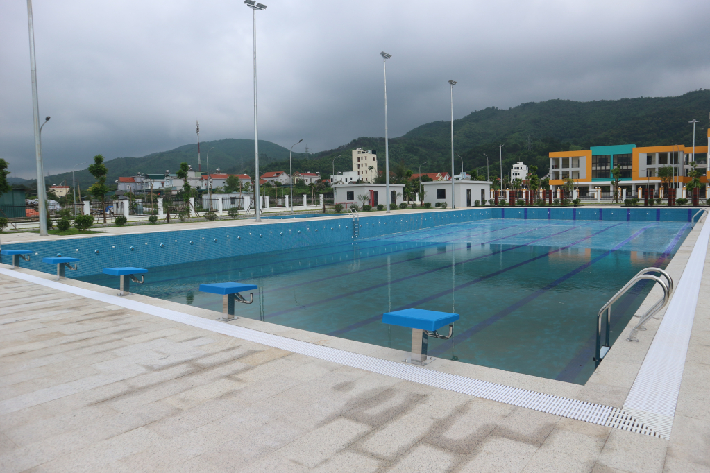 Bể bơi tại Trung tâm Thể thao văn hóa khu kinh tế Vân Đồn được đầu tư xây dựng khang trang.