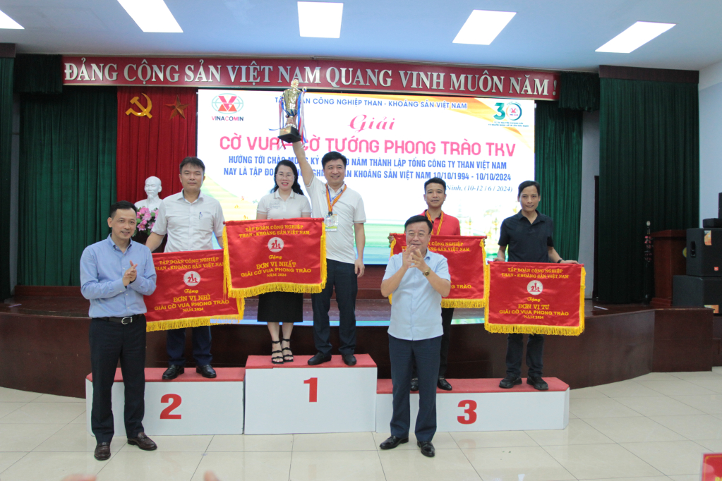Ban Tổ chức trao giải nhất toàn đoàn bộ môn cờ vua.