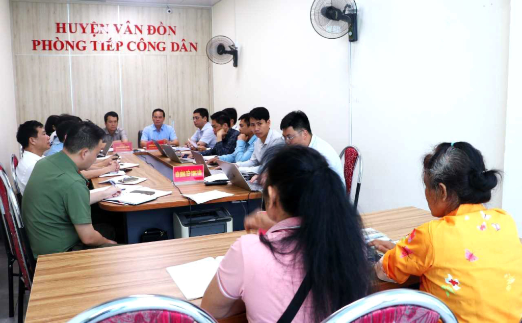 Lãnh đạo huyện Vân Đồn tiếp công dân thường kỳ tháng 5/2024.