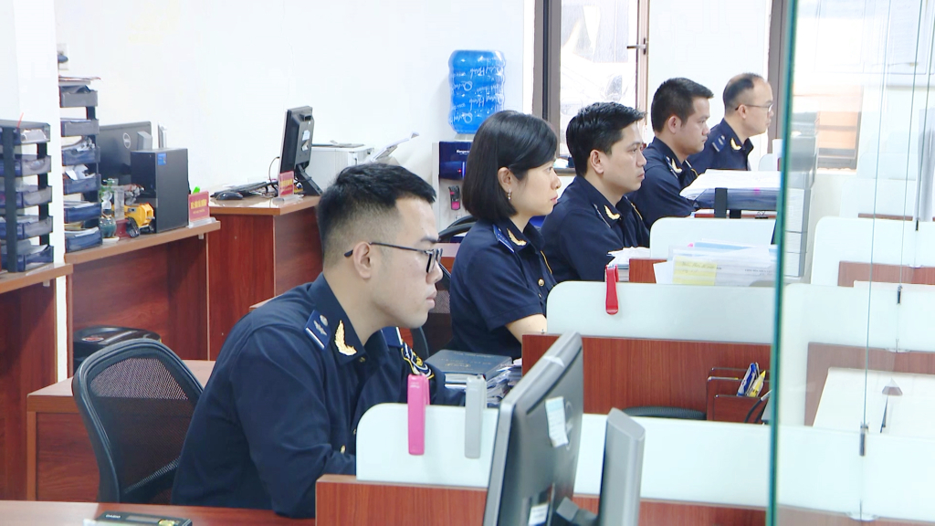 Công chức Chi cục Hải quan Cửa khẩu Cảng Cẩm Phả thực hiện giải quyết thủ tục XNK hàng hóa cho doanh nghiệp
