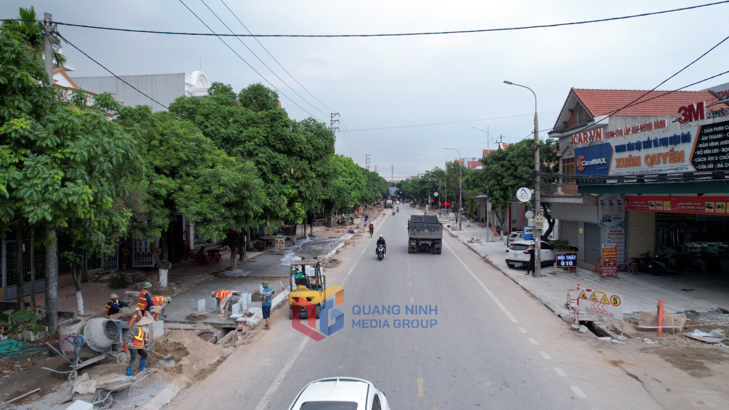 Dự án cải tạo, chỉnh trang vỉa hè hai bên đường Lê Chân - Nguyễn Bình đang được gấp rút thi công