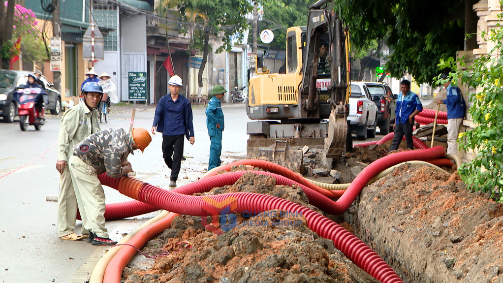 Đơn vị thi công dự án cải tạo, chỉnh trang vỉa hè hai bên đường Lê Chân - Nguyễn Bình khẩn trương thi công hạ ngầm đường điện