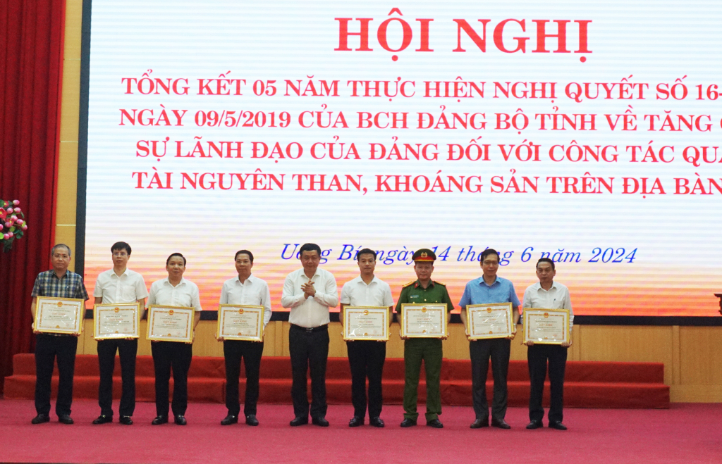 TP Uông Bí khen thưởng 8 tập thể và 6 cá nhân có thành tích xuất sắc trong công tác quản lý tài nguyên than, khoáng sản.
