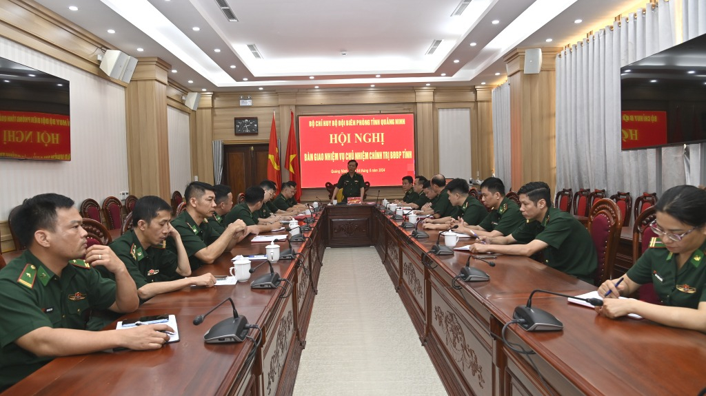 Đại tá Lê Xuân Men, Chính ủy BĐBP tỉnh phát biểu giao nhiệm vụ. 
