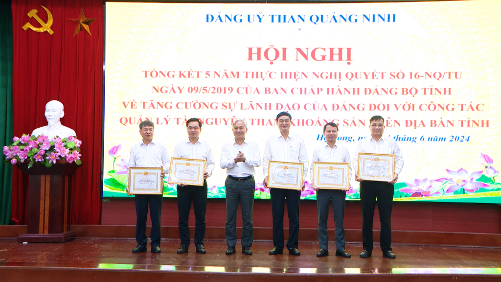 Đảng ủy Than Quảng Ninh tặng giấy khen cho 5 đơn vị có thành tích xuất sắc trong thực hiện Nghị quyết 16