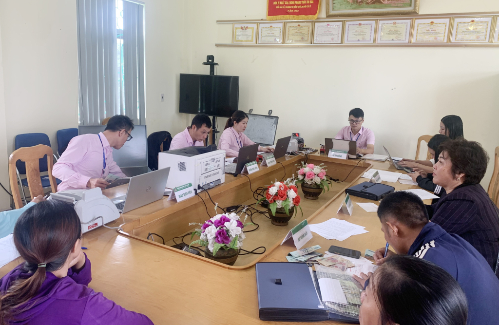Cán bộ Ngân hàng Chính sách xã hội huyện Cô Tô giải ngân cho vay tại xã Thanh Lân. Ảnh: Cao Quỳnh